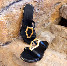 Load image into Gallery viewer, FLAT SANDAL WITH GOLD-FINISH ACCESSORY
